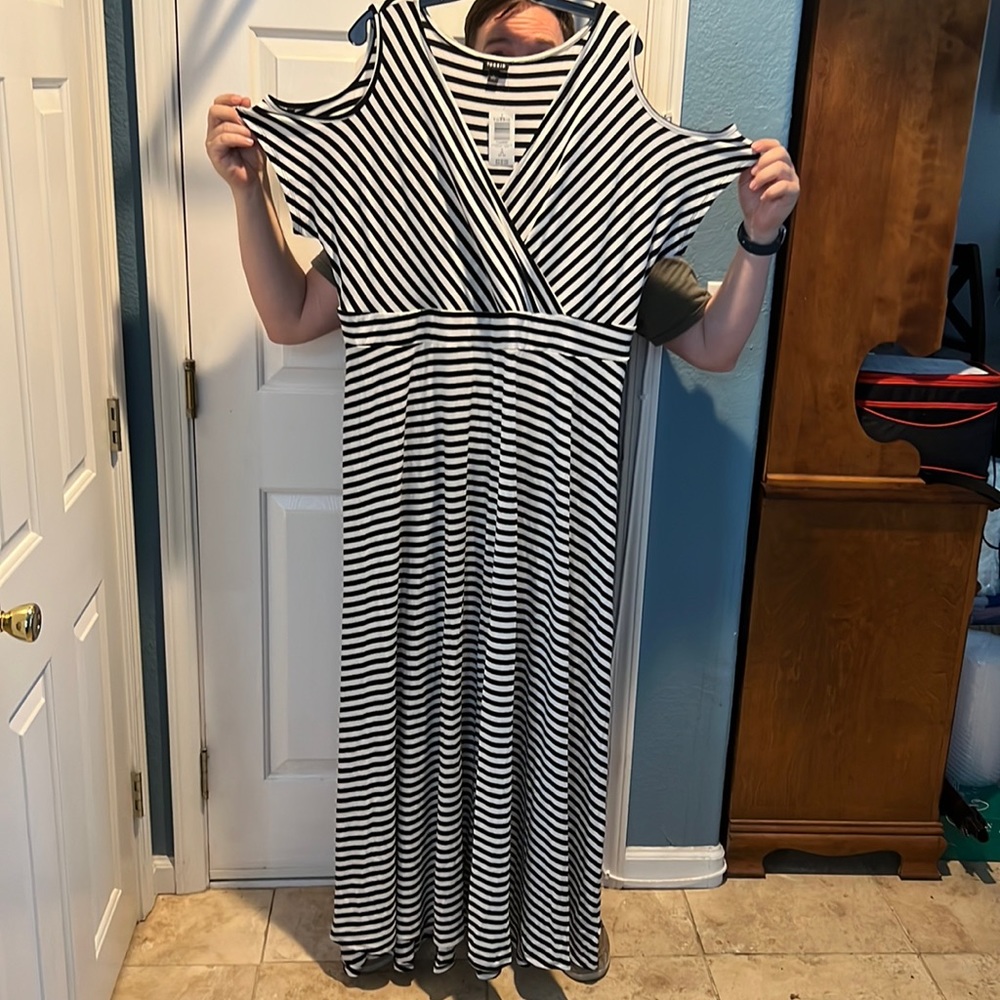 TORRID BLACK & WHITE STRIPE JERSEY COLD SHOULDER MAXI DRESS